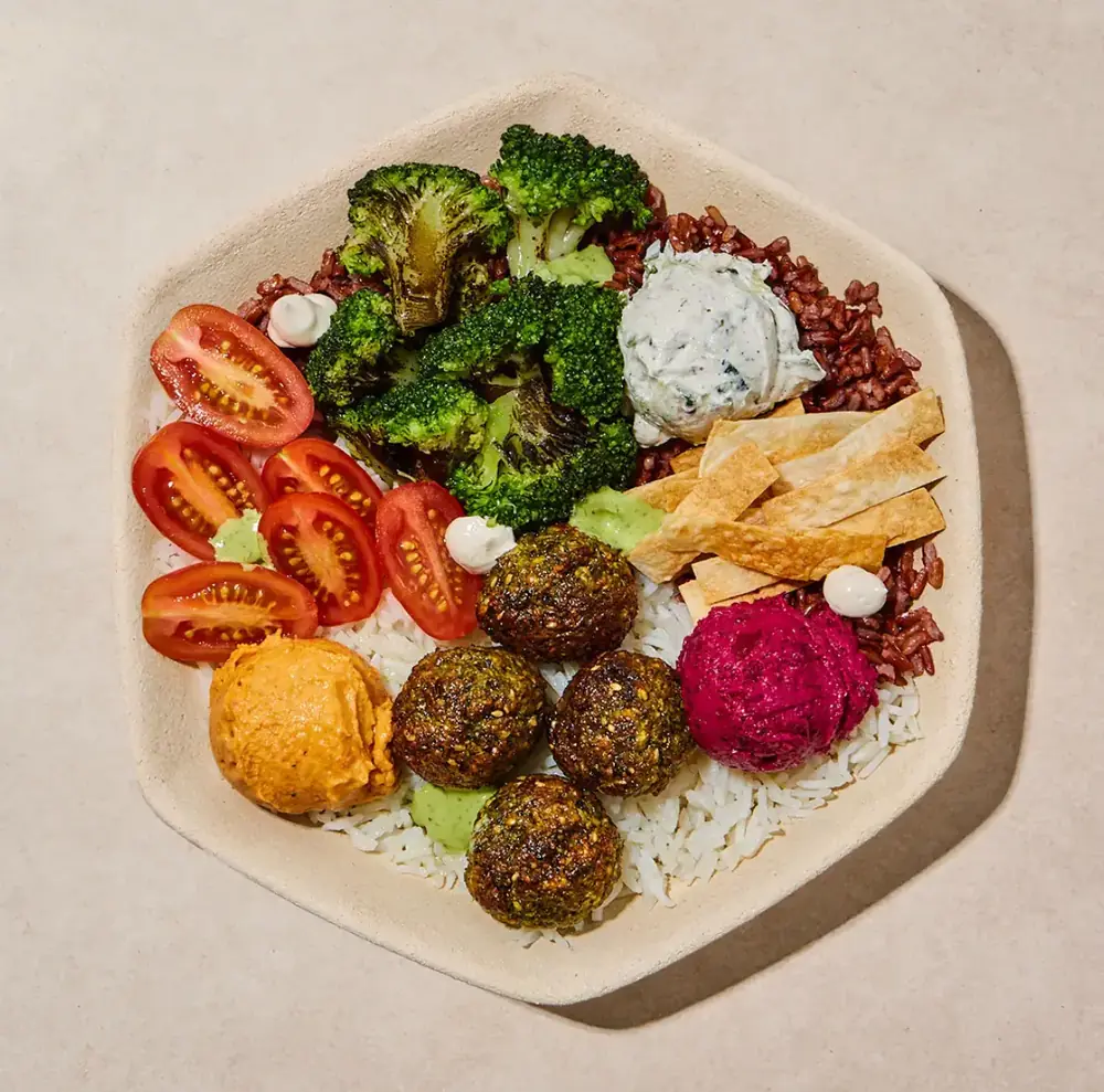 Falafel Crunch: μπαλίτσες φαλάφελ με ντοματίνια, μπρόκολο και αλοιφή παντζαριού