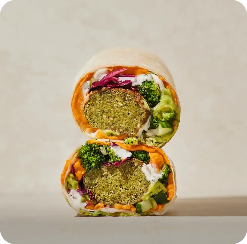 Fresh Falafel Wrap: τυλιγμένη πίτα κομμένη στη μέση με φαλάφελ και πράσινα λαχανικά