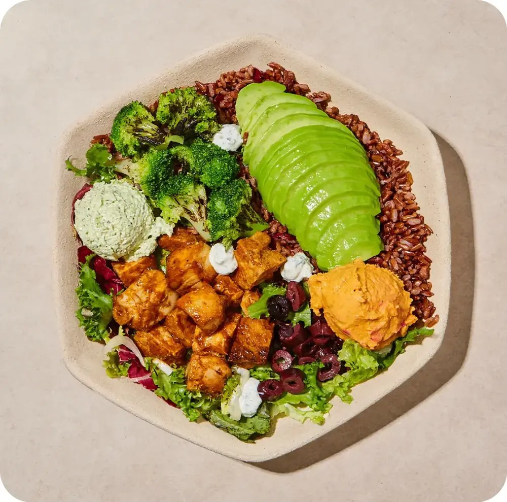 Golden Harissa Bowl: κοτόπουλο χαρίσα με φέτες αβοκάντο, μπρόκολο και χούμους