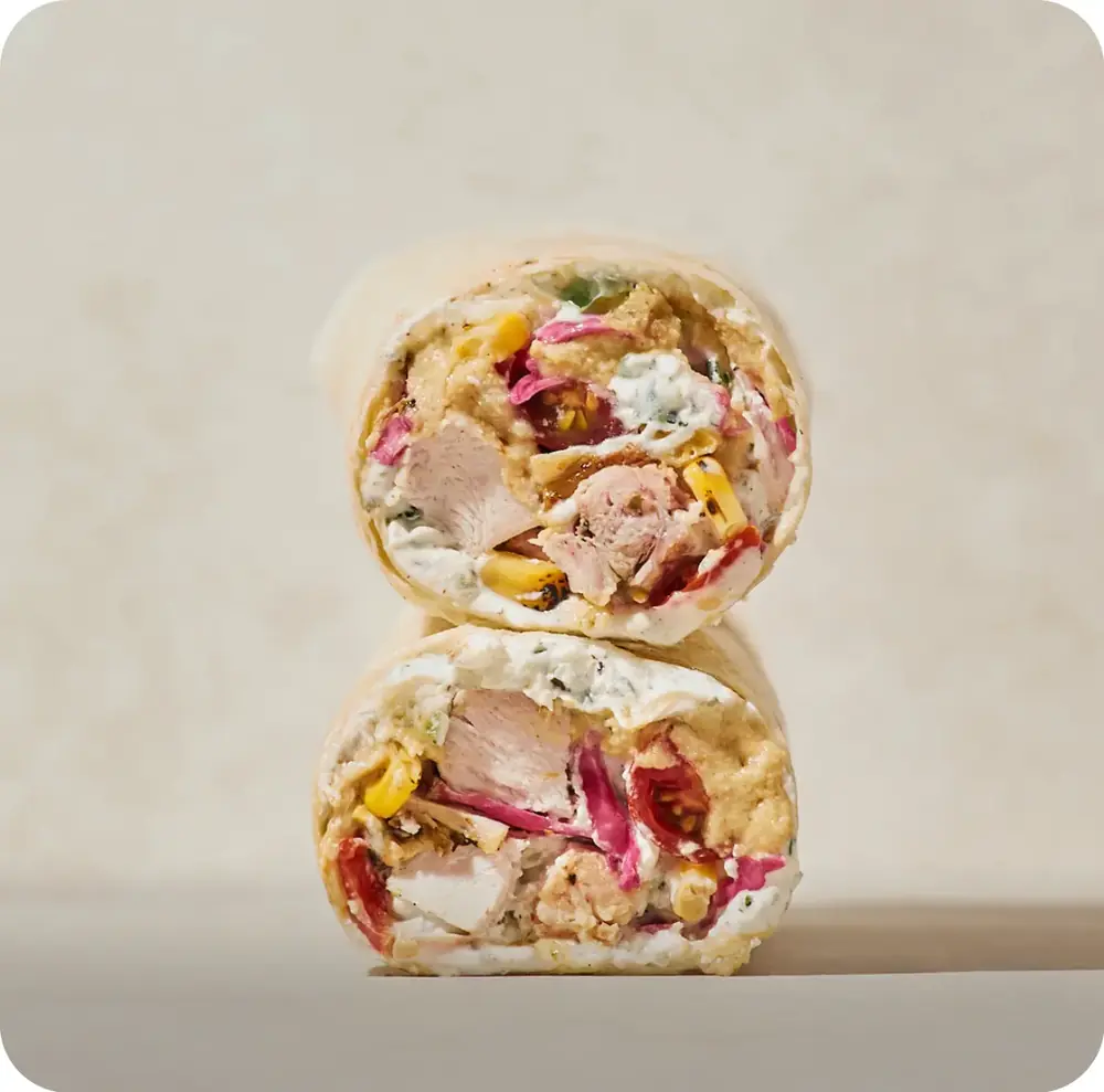 Harissa Honey Wrap: τυλιγμένη πίτα με κοτόπουλο, καλαμπόκι και λάχανο