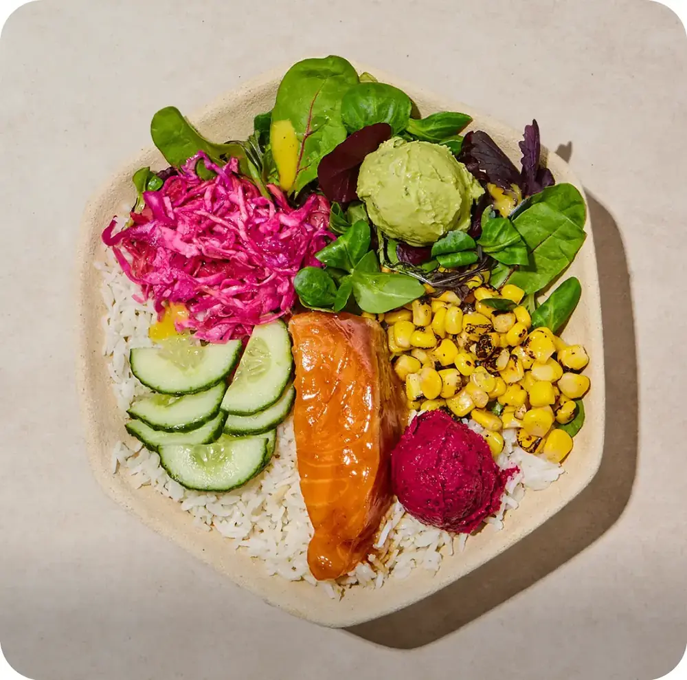 Mango Salmon Bowl: φιλέτο σολομού με αγγούρι, τουρσί λάχανο, καλαμπόκι και γουακαμόλε