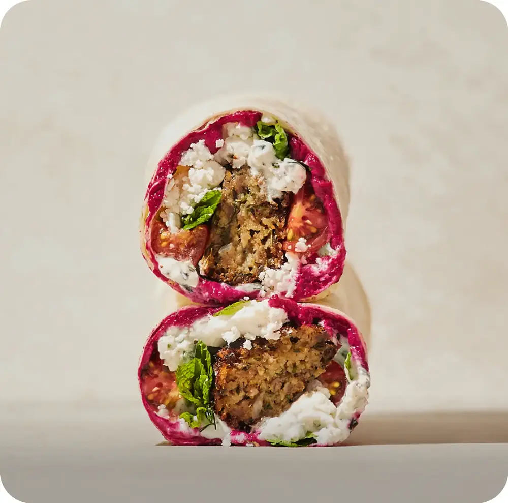 Mediterranean Lamb Wrap: ροζ τυλιγμένη πίτα με κεφτεδάκια αρνιού και φέτα