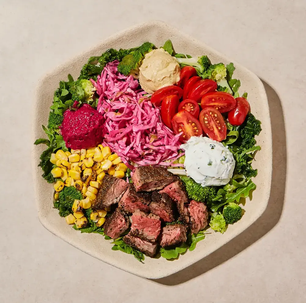 Mediterranean Steak Salad: κομμάτια μπριζόλι με ντοματίνια, καλαμπόκι και χούμους