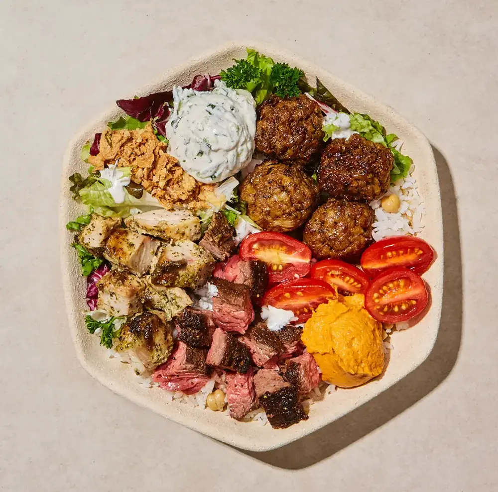 Protein Boost Salad: κοτόπουλο, κεφτεδάκια αρνιού και μπριζόλι με ντοματίνια και χούμους