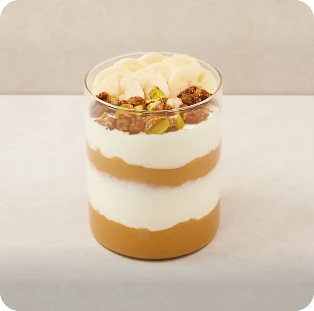 Protein Peanut Butter: ποτήρι με στρώσεις γιαουρτιού, μπανάνα και φυστικοβούτυρο
