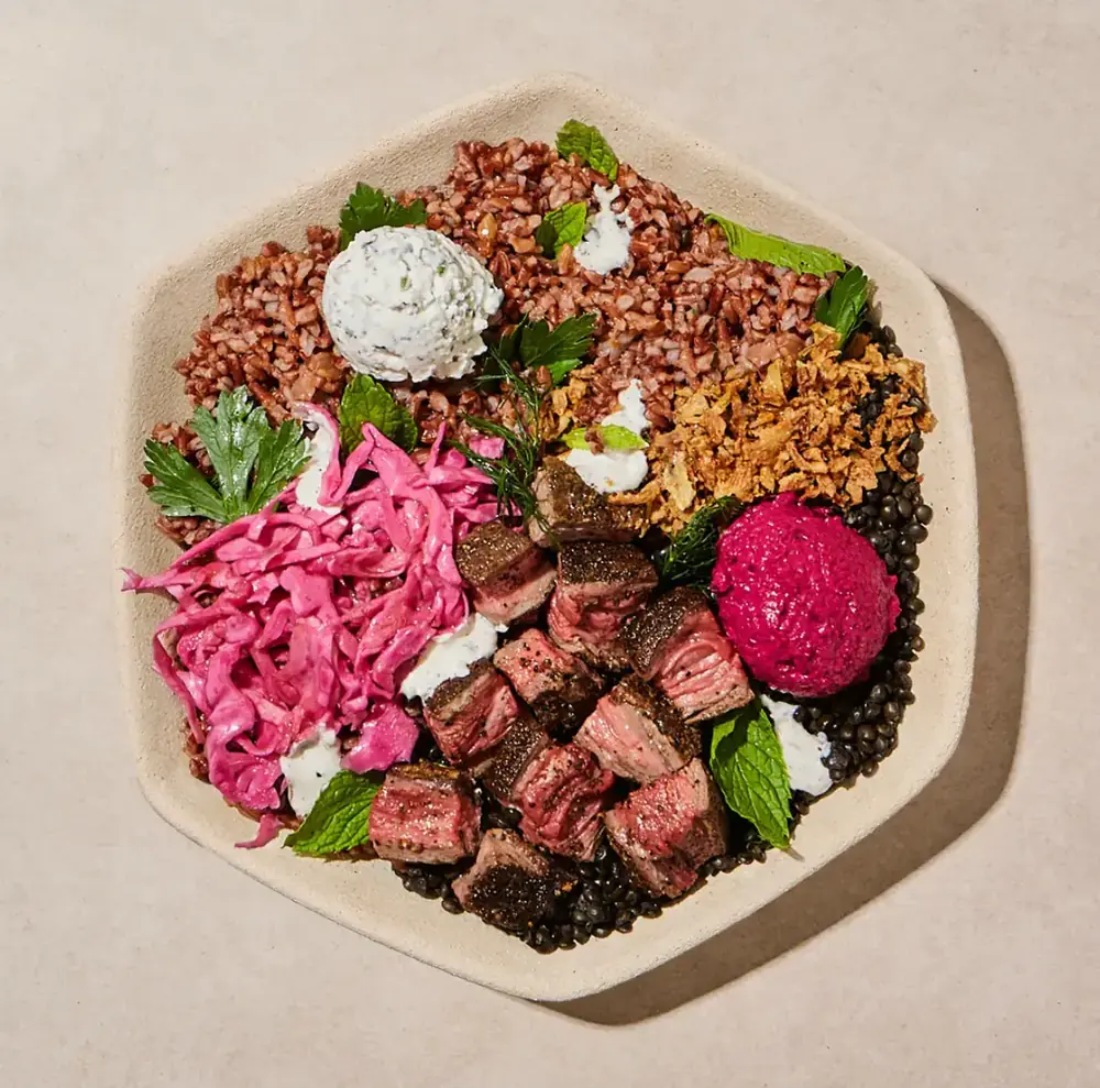 Steakhouse Plate: κομμάτια ψητού μπριζόλι με φακές, τουρσί λάχανο και αλοιφή παντζαριού