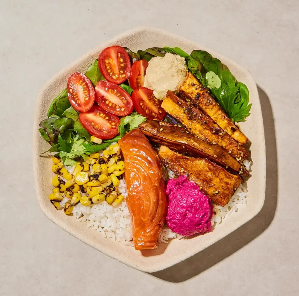 Sunset Salmon Bowl: σολομός teriyaki με ψητές γλυκοπατάτες, ντοματίνια και καλαμπόκι