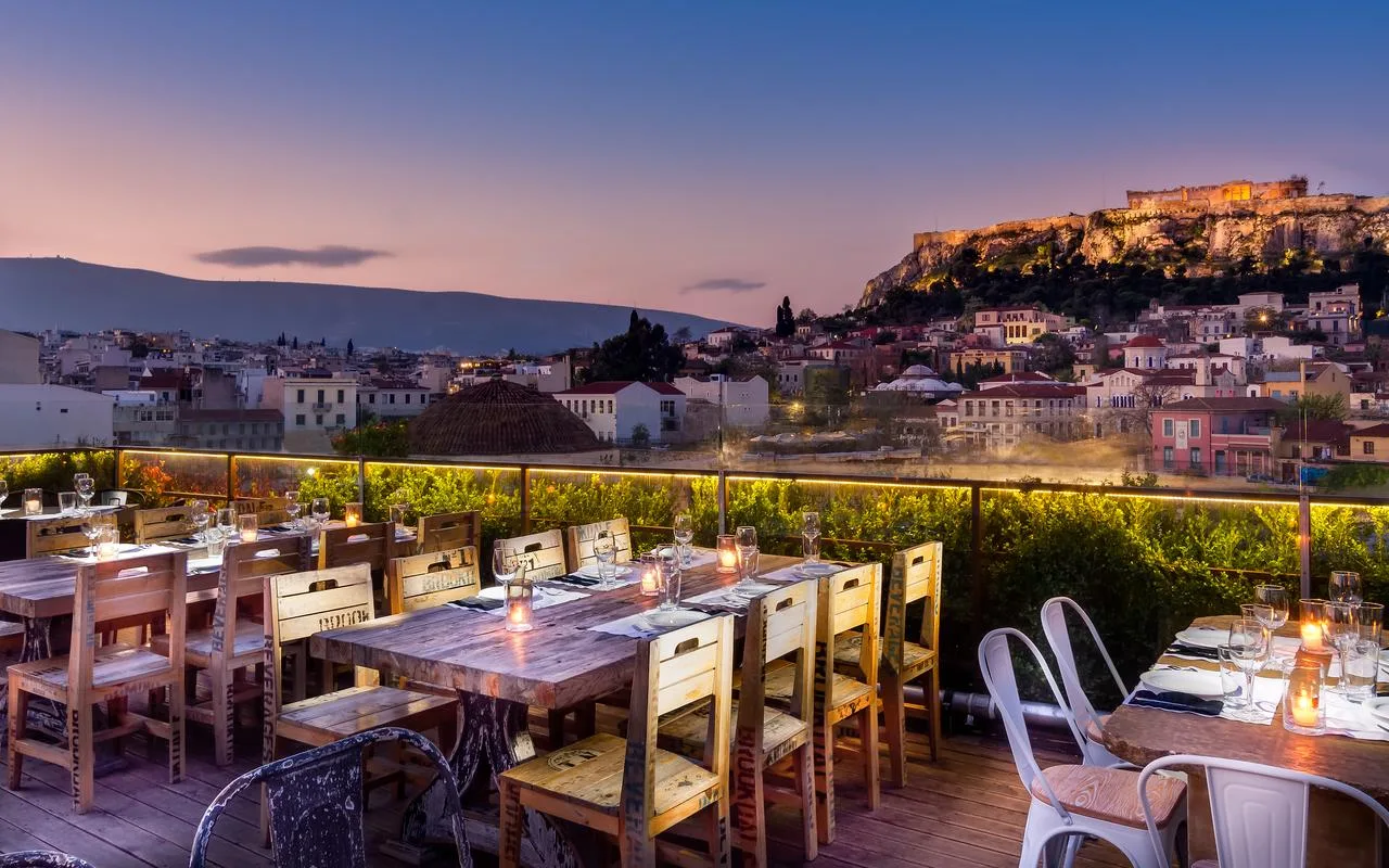 Terraço rooftop 360 Cocktail Bar com vista panorâmica de Atenas