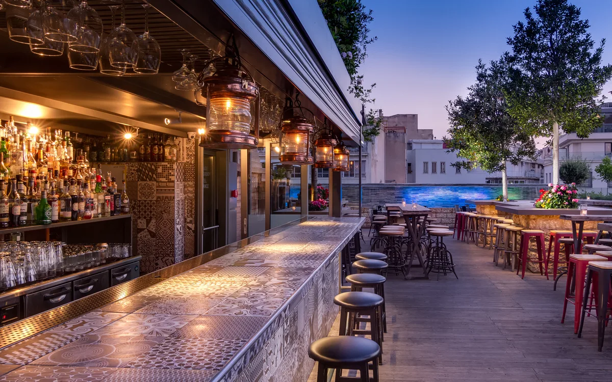 360 Cocktail Bar Atenas rooftop com a Acrópole ao fundo