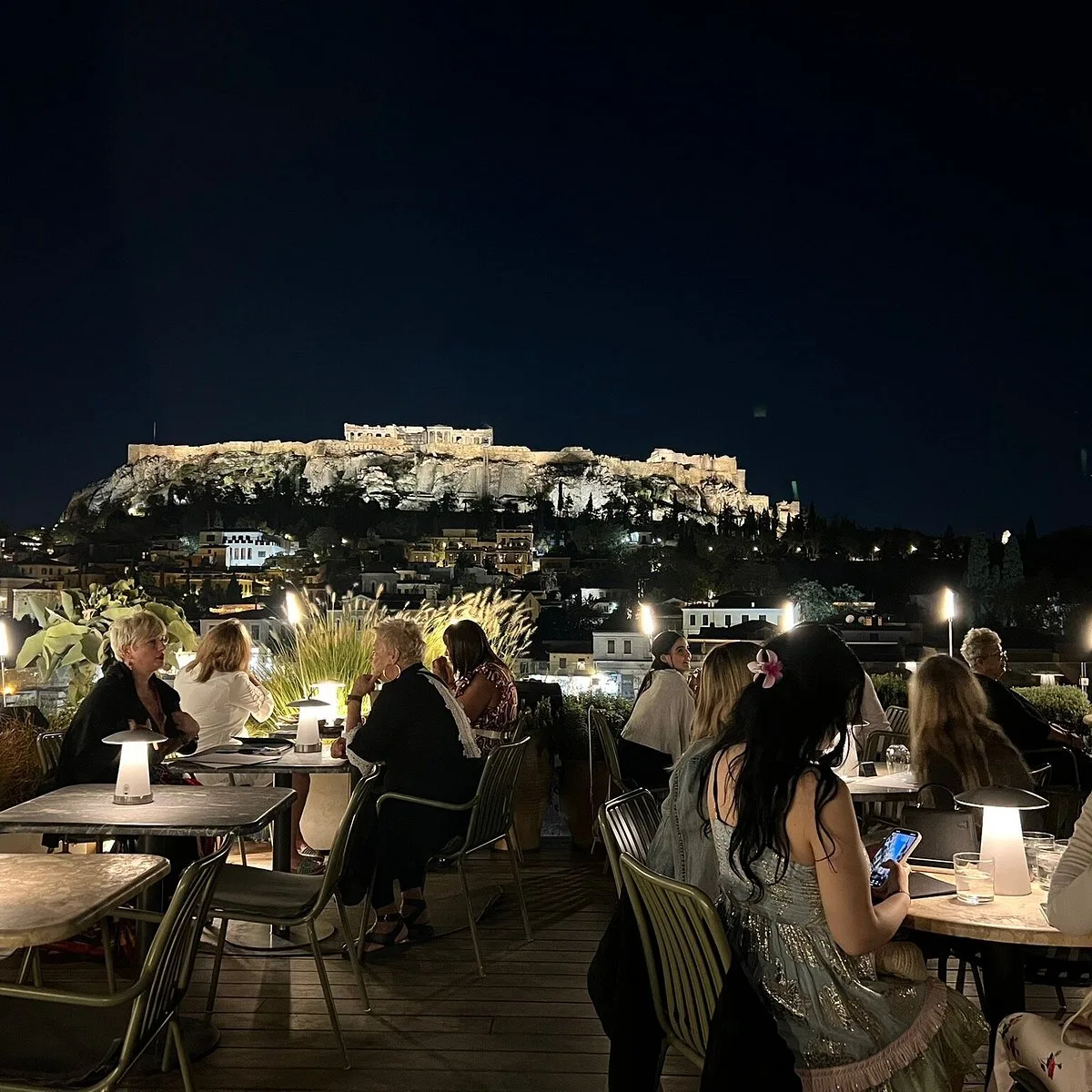 Cócteis no 360 Bar Atenas com vista para a cidade