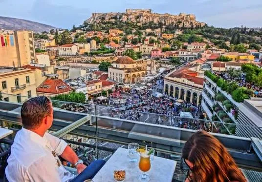 Terraço de cócteis A for Athens com vista para o Pártenon