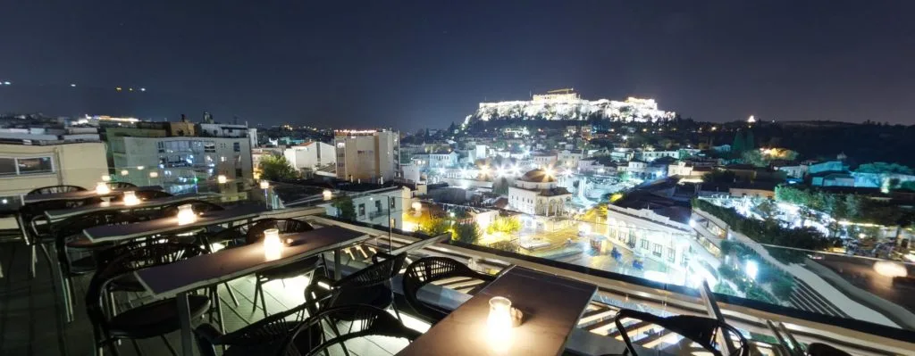 Vista panorâmica do rooftop A for Athens sobre Monastiraki e a Acrópole