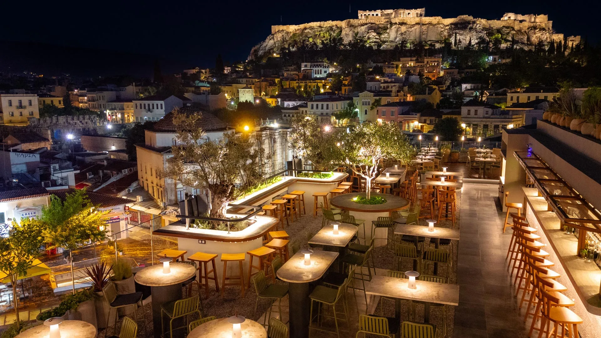 Vista panorâmica de Atenas e da Acrópole a partir de um bar no terraço do centro da cidade