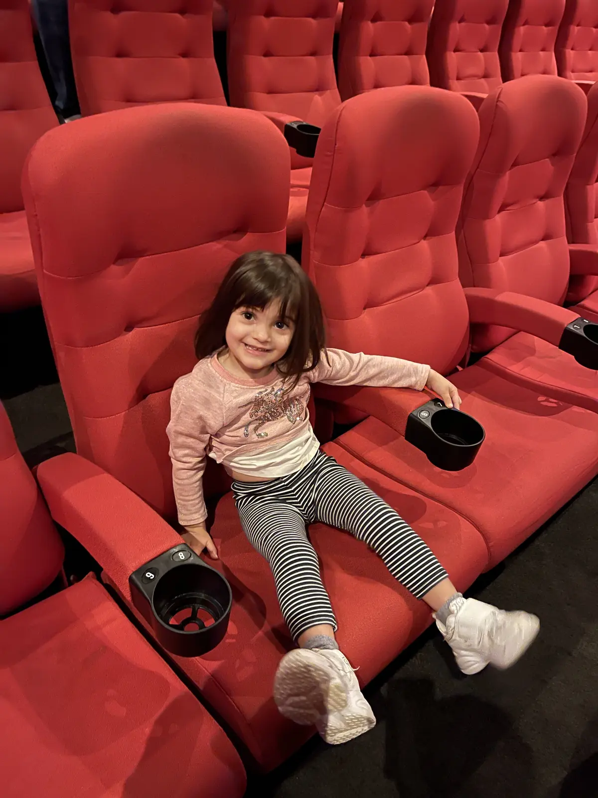 Strefa Village Cinemas w The Mall Athens z salami projekcyjnymi i stoiskiem ze słodyczami