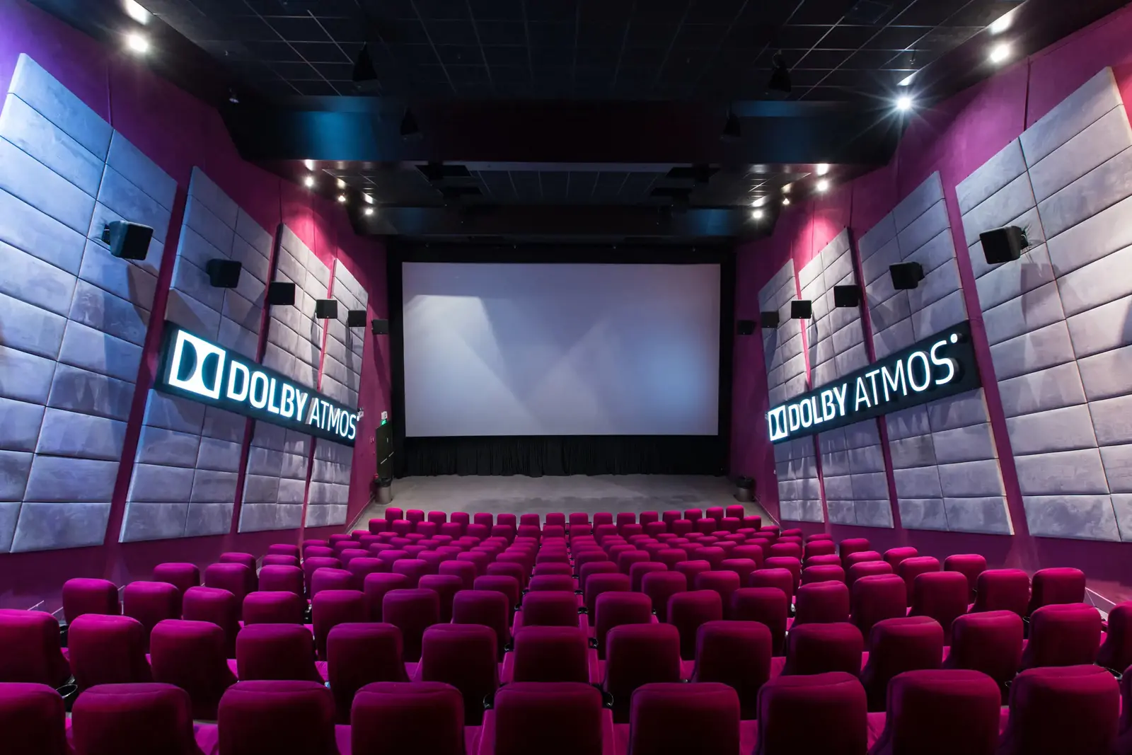 Sala Village Cinemas: czerwone fotele ustawione amfiteatralnie przed gigantycznym ekranem