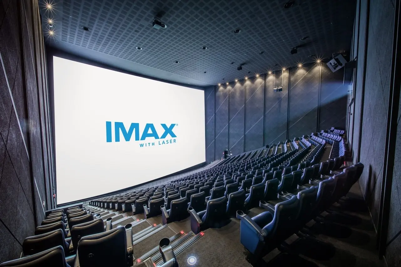 Rozkładane fotele Gold Class w Village Cinemas: skórzane rozkładane fotele ze stolikiem