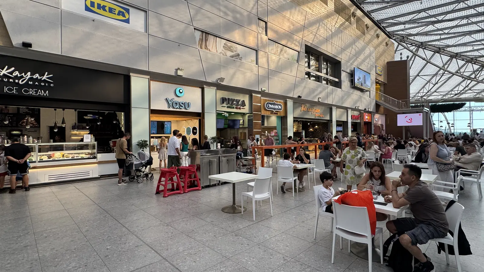 Korytarz z restauracjami i kawiarniami na Poziomie 3 The Mall Athens