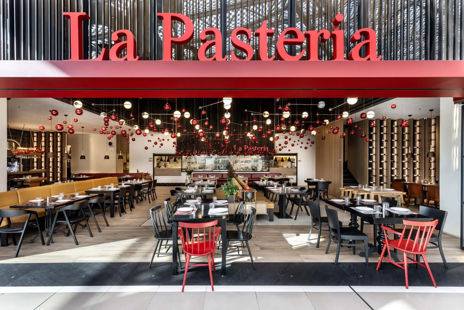 Strefa gastronomiczna restauracji The Mall Athens z widokiem na atrium