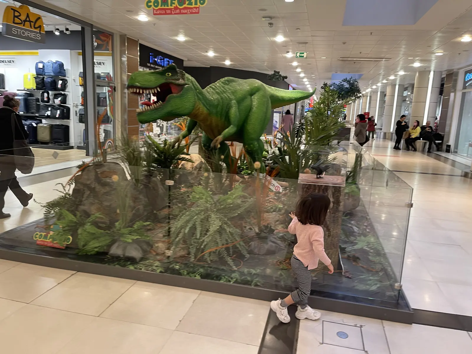 Witryny sklepowe The Mall Athens pod przeszklonym atrium wpuszczającym naturalne światło