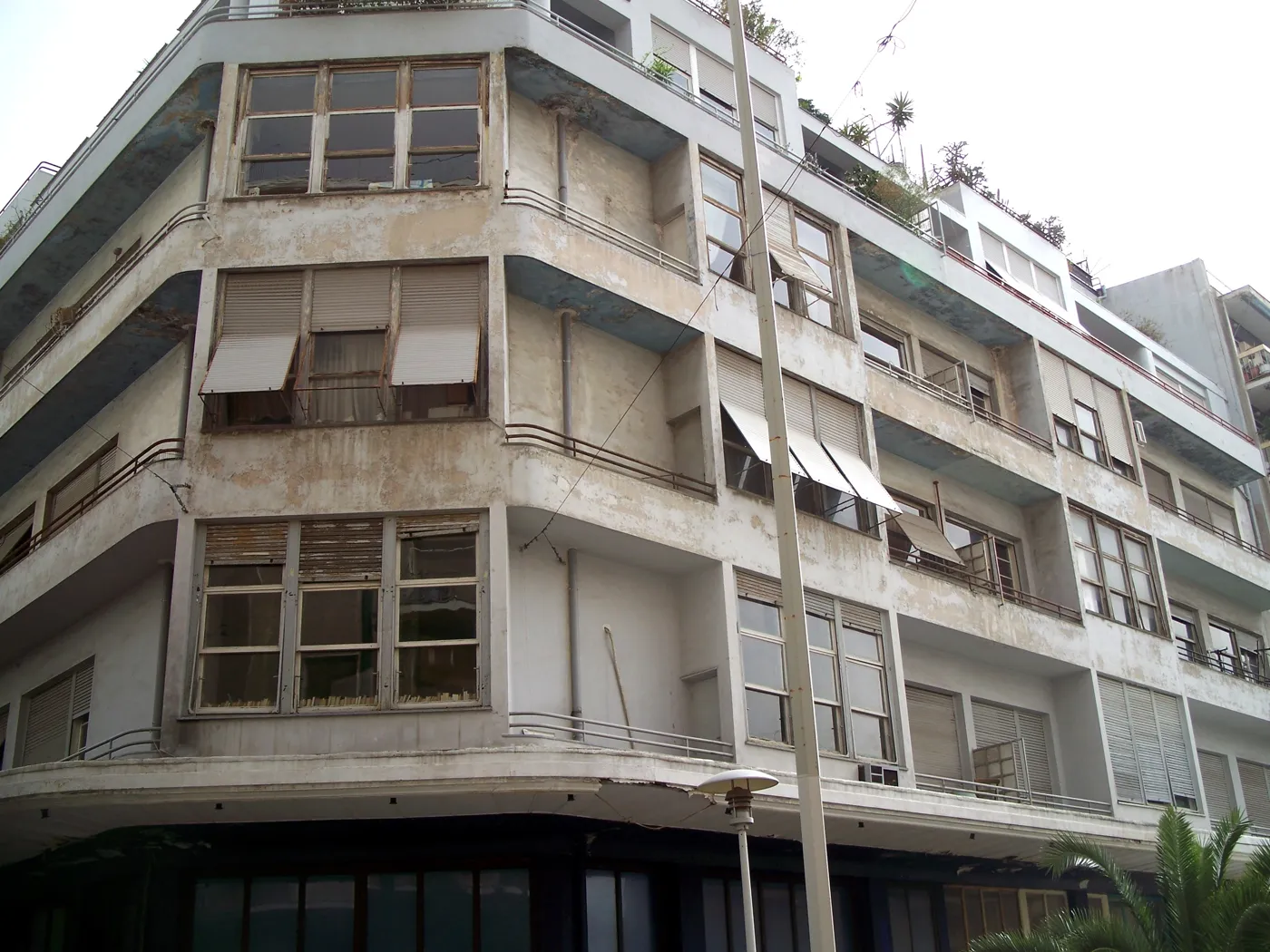 埃克萨希亚广场上的蓝色公寓楼，1933年的现代主义建筑，带弧形阳台