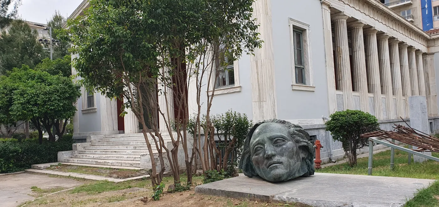 理工学院起义纪念碑，铜像头部立在新古典主义建筑前