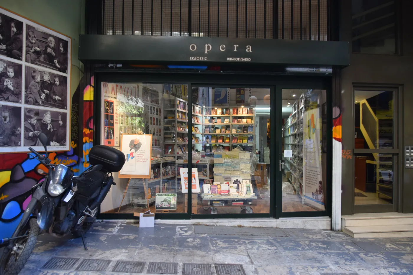 埃克萨希亚附近一家书店的橱窗，摆着书和海报