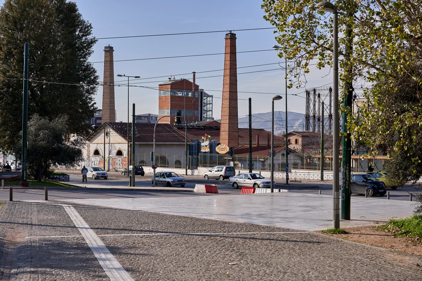 从 Ermou 街看 Technopolis，有烟囱和老建筑