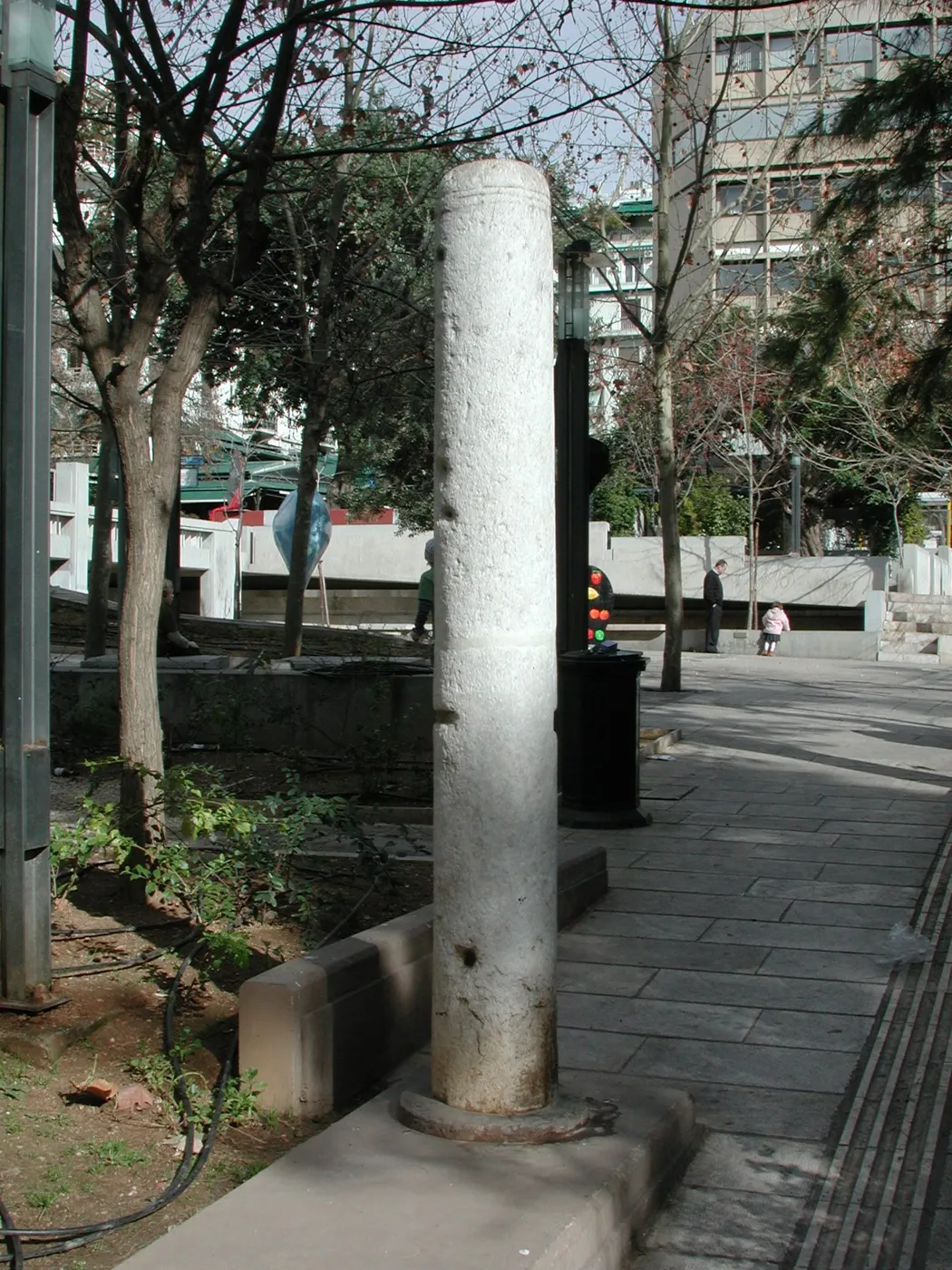 科洛纳基广场上的小石柱，街区因它得名