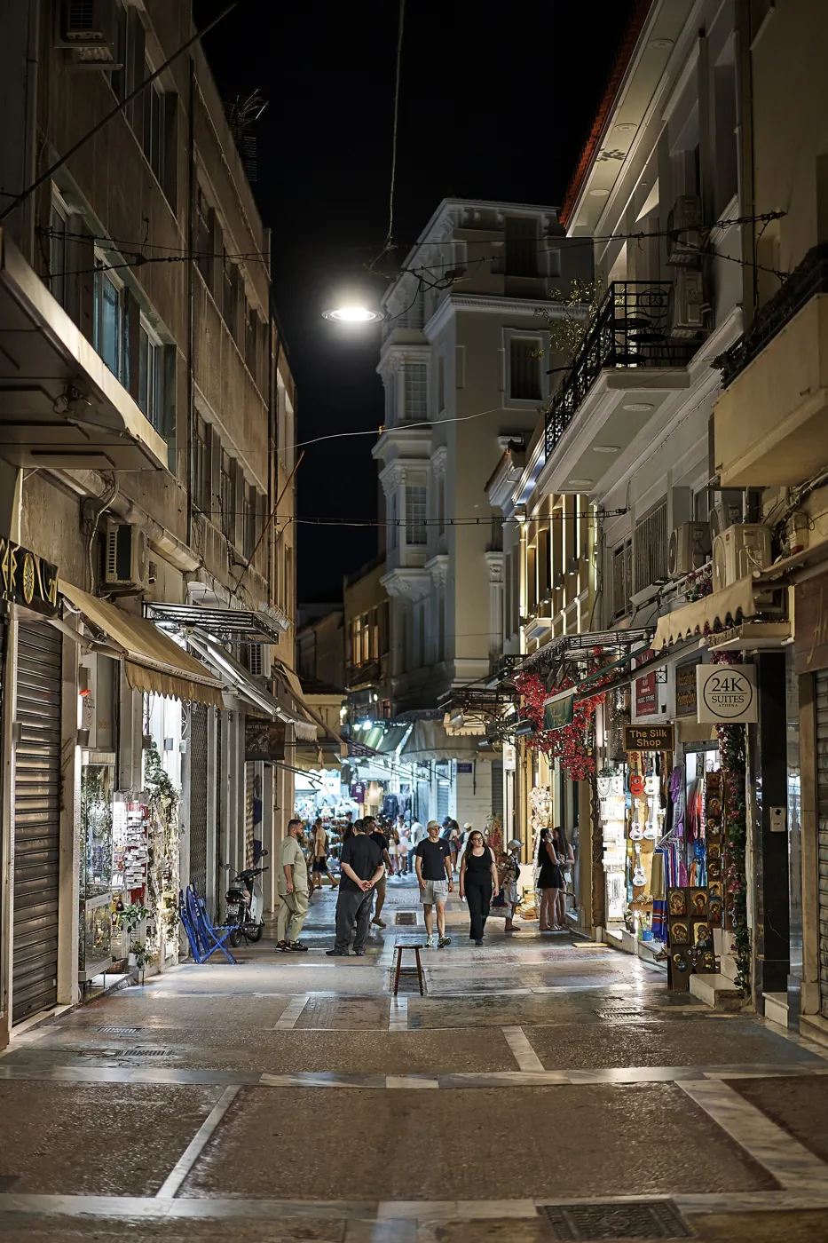 夜晚的潘德罗苏街，店铺已关门，亮着灯