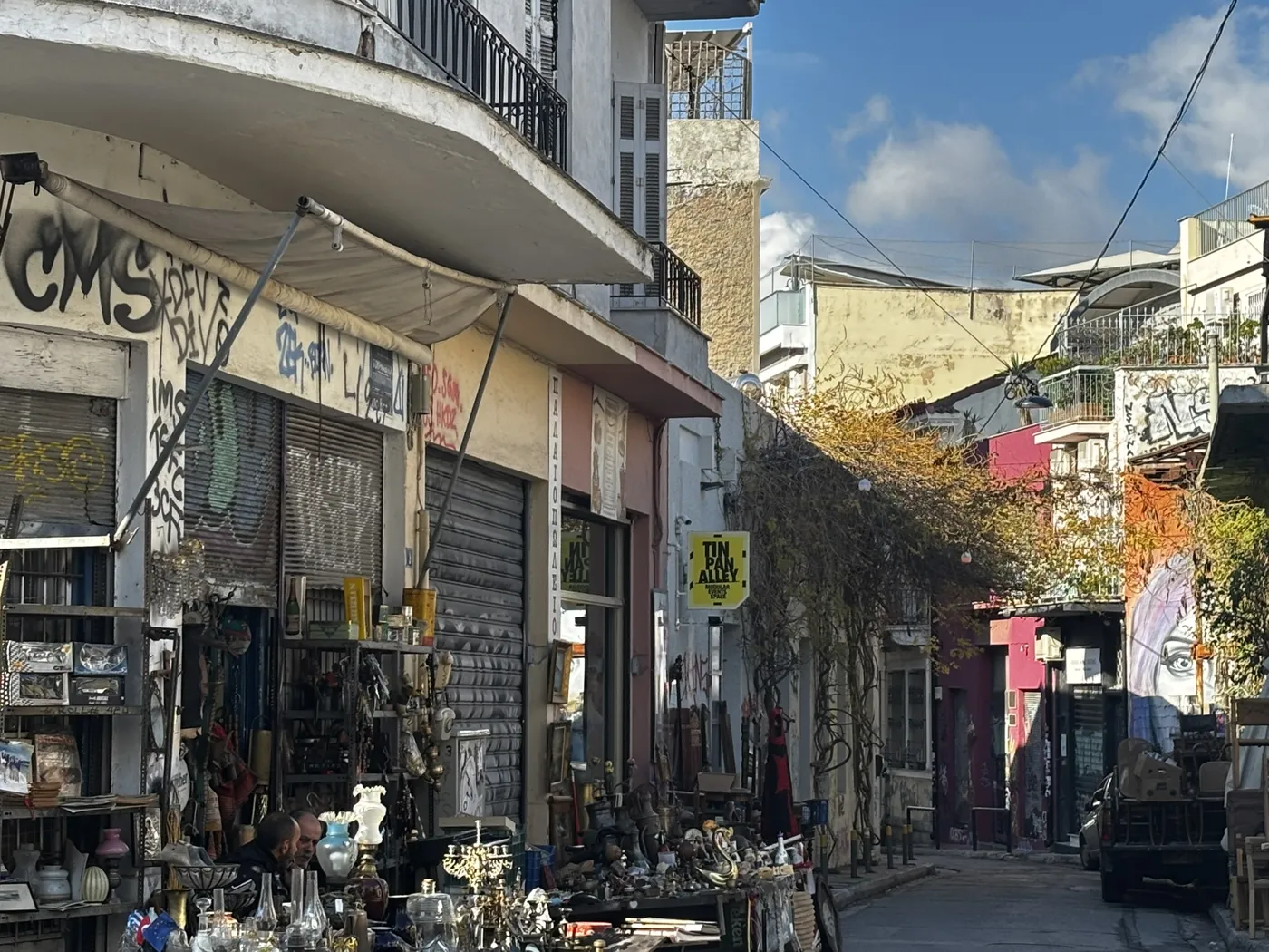 莫纳斯蒂拉奇跳蚤市场街上一家卖旧物和器皿的店