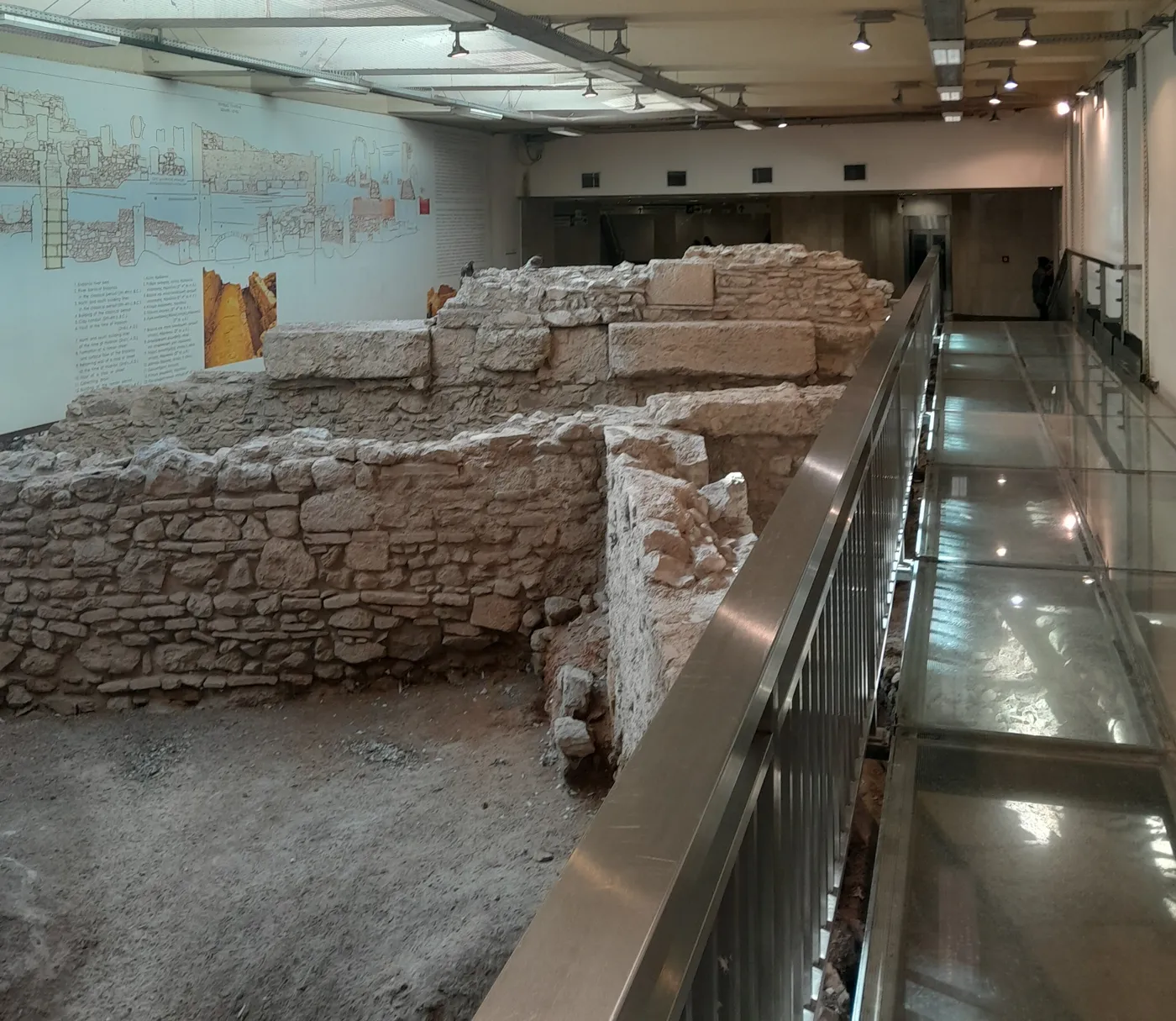 莫纳斯蒂拉奇站内，地铁施工时发现的古代建筑