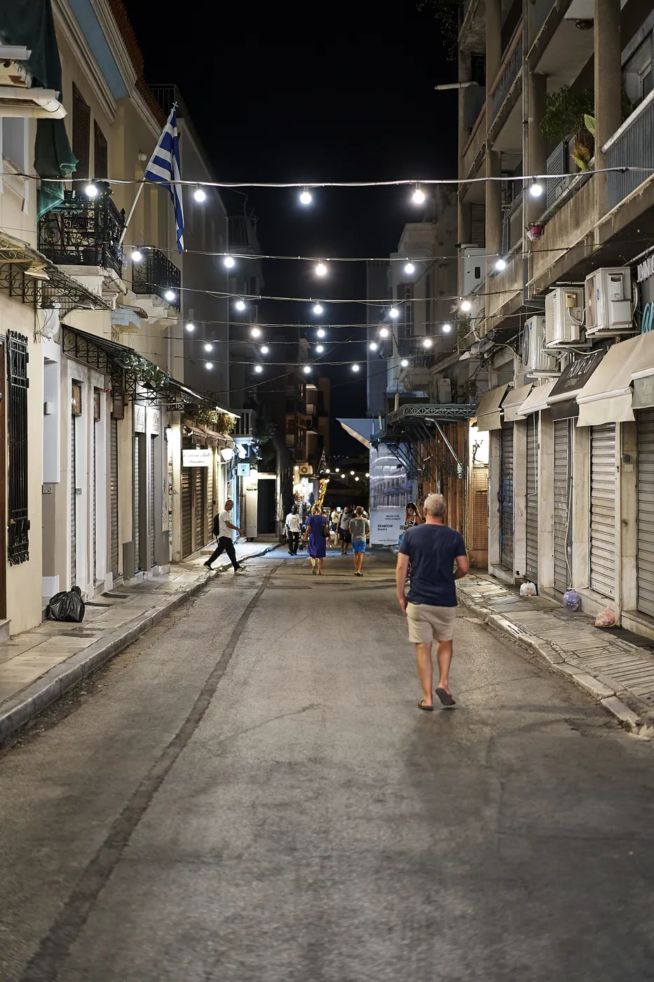 夜晚的阿德里亚努街，街道上方挂着串灯
