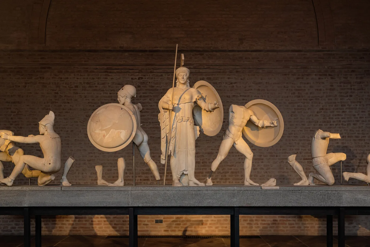 Estátuas de guerreiros e de Atena do frontão do templo de Afaia, num museu