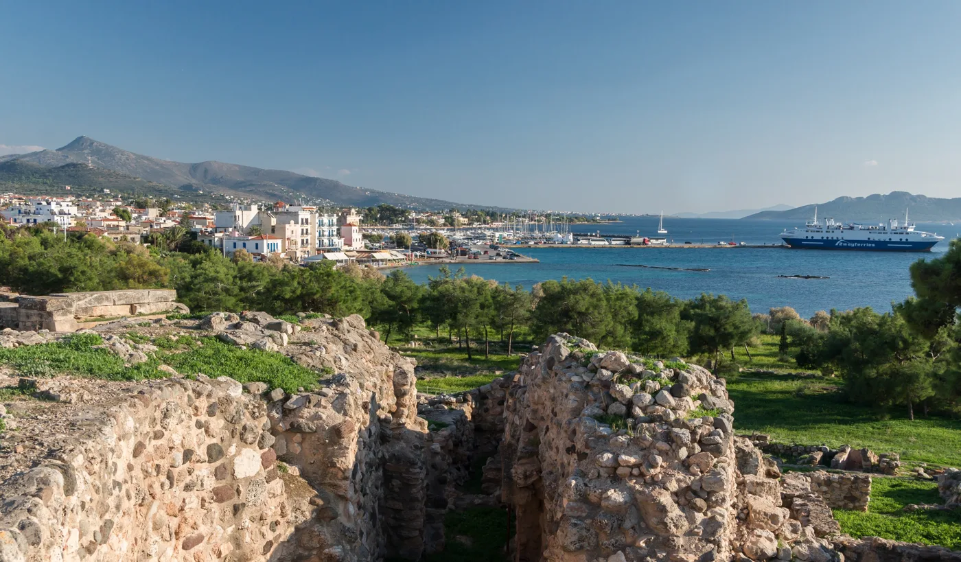 O porto de Egina visto da colina de Kolona, por cima de muralhas antigas