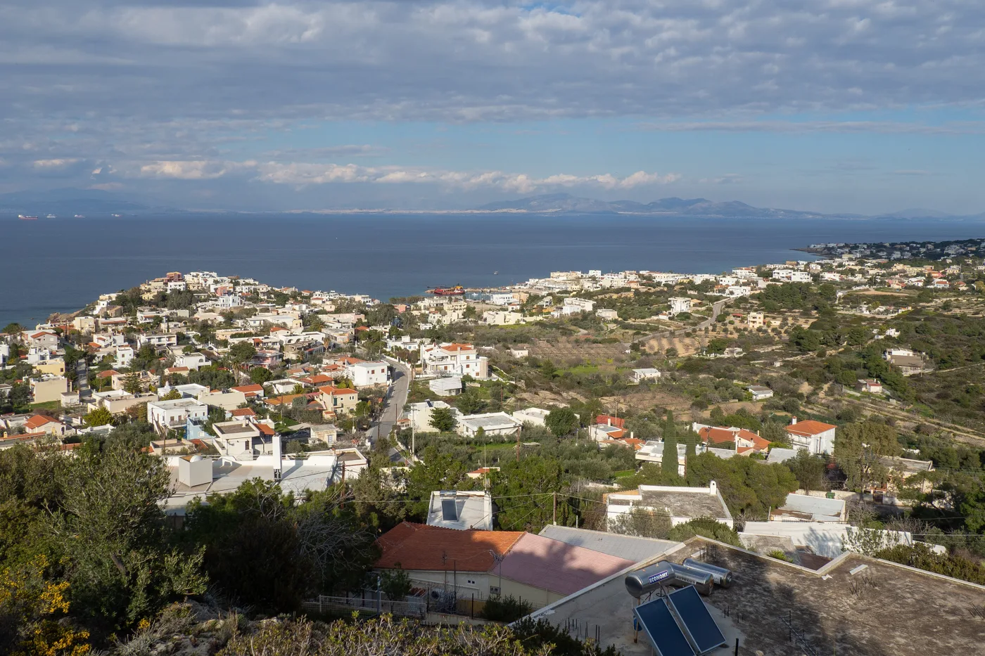 Souvala vista da colina, com o pequeno porto e o mar