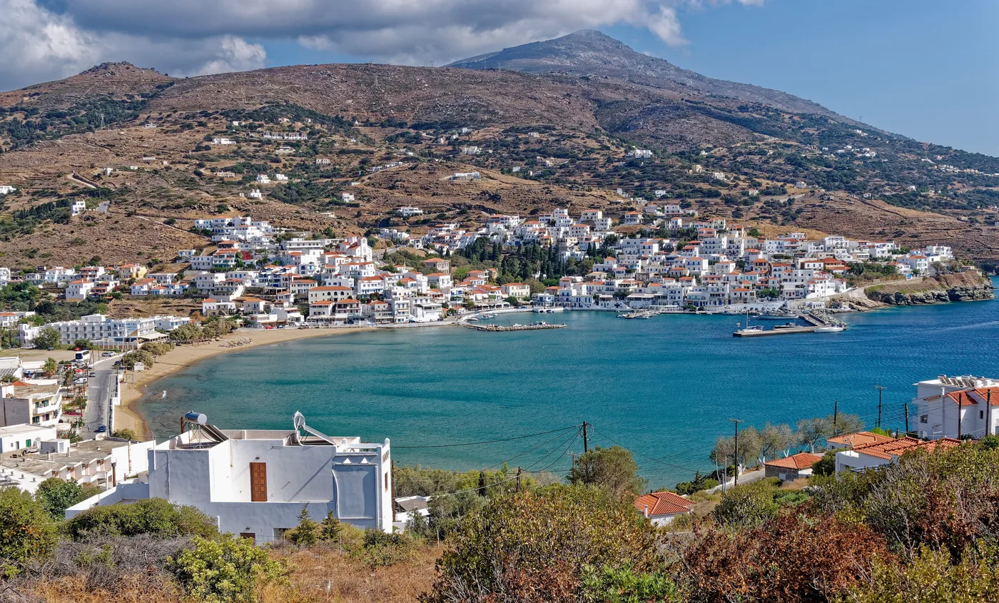 Ο κόλπος του Μπατσιού από ψηλά, με την αμμουδιά, λευκά σπίτια και μια εκκλησία