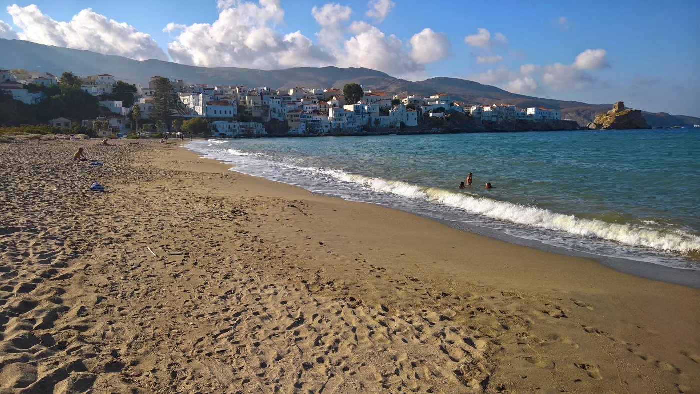 Η αμμουδιά του Νειμποριού με τα σπίτια της Χώρας στο βάθος
