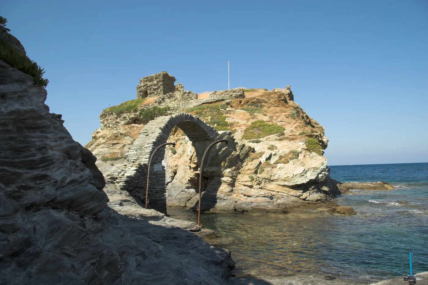 Τα ερείπια του ενετικού Κάστρου της Χώρας πάνω σε βραχονησίδα, με το τοξωτό γεφύρι