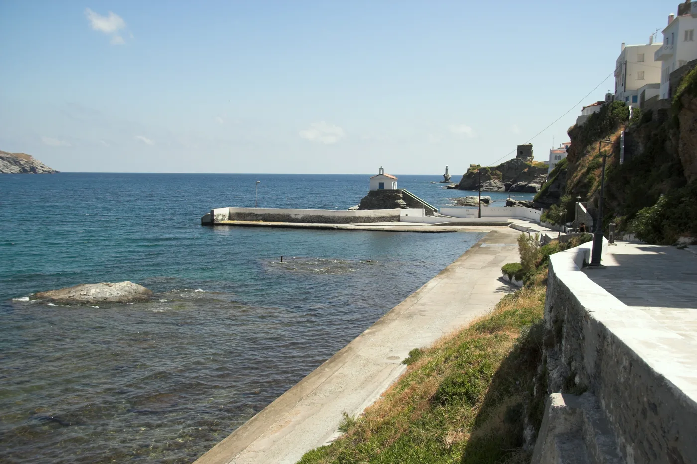 Ο παραλιακός περίπατος της Χώρας με έναν βραχώδη κολπίσκο και σπίτια από πάνω