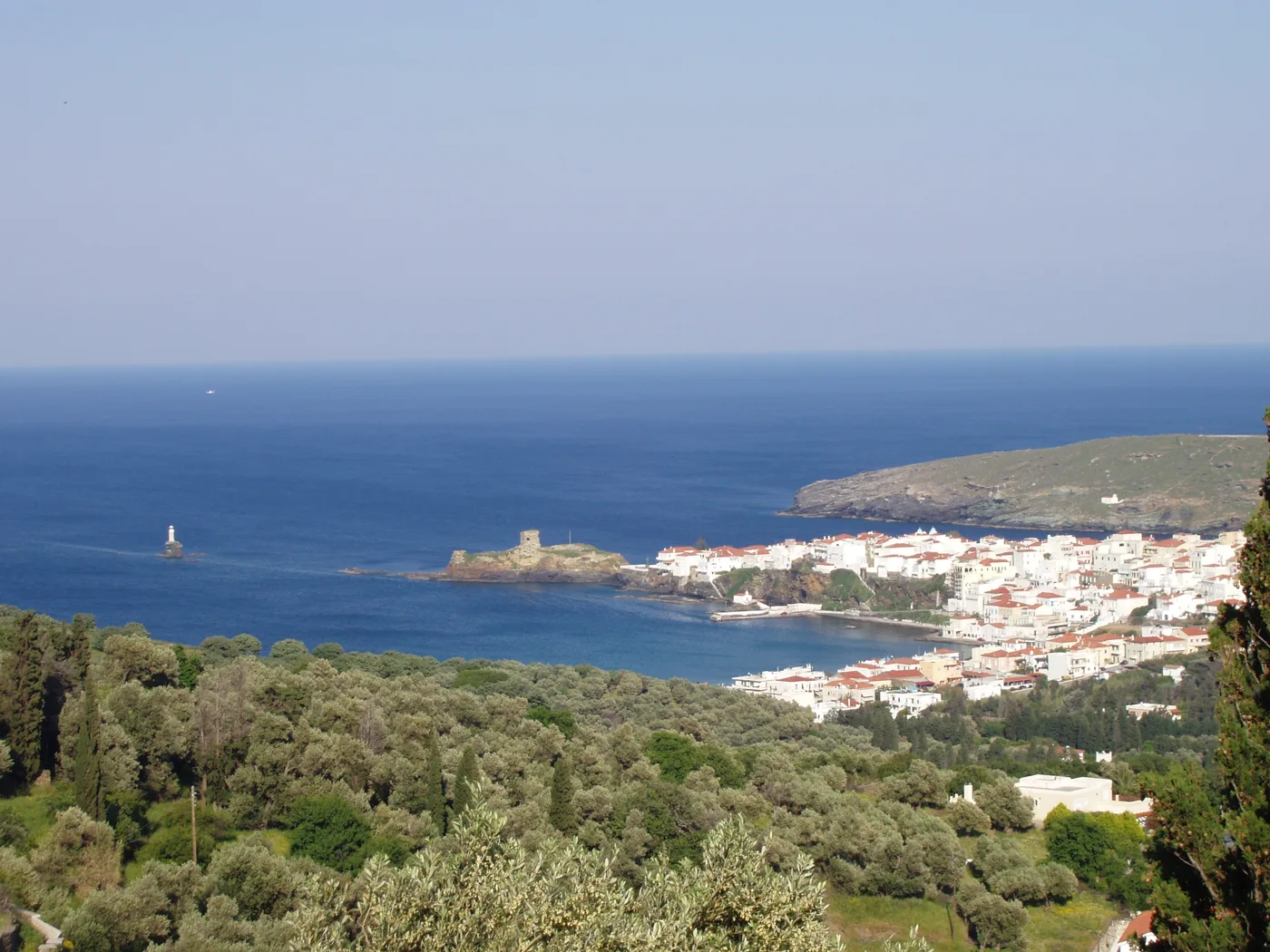 Η Χώρα της Άνδρου από ψηλά, χτισμένη σε μια στενή χερσόνησο, με τον φάρο στη θάλασσα