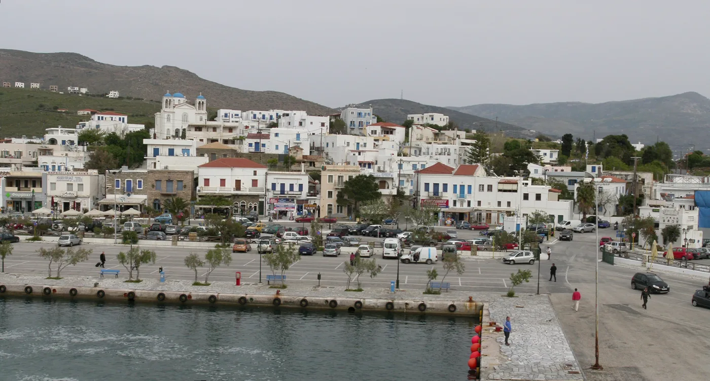 Το λιμάνι του Γαυρίου με λευκά σπίτια και την προβλήτα