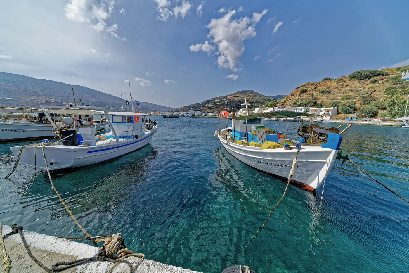 Δύο ψαρόβαρκες στο μικρό λιμάνι του Κορθίου, σε γαλάζια νερά