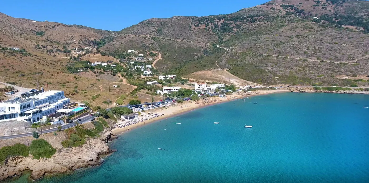 Η παραλία Κυπρί με γαλαζοπράσινα νερά και λόφους γύρω