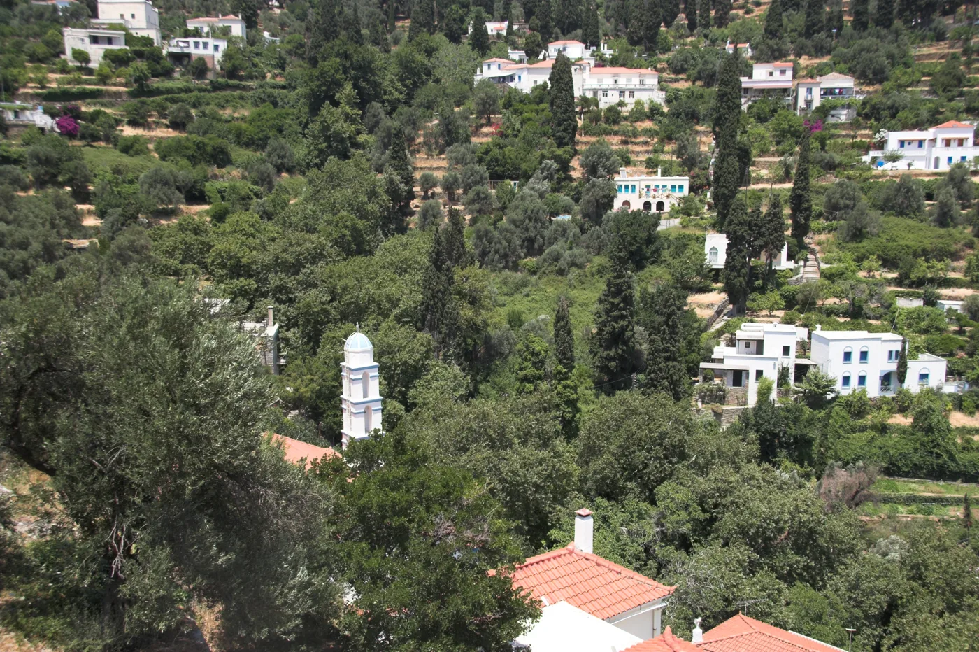 Το χωριό Μένητες μέσα στο πράσινο, με την εκκλησία και το καμπαναριό της