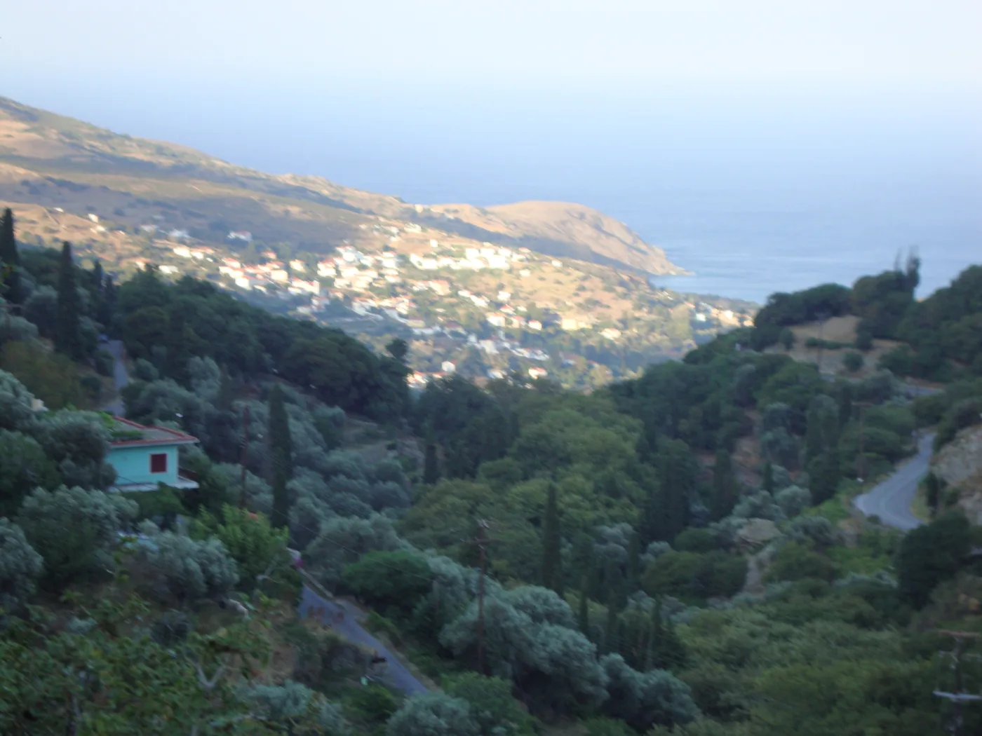 Η πράσινη κοιλάδα των Στενιών με θέα ως τη θάλασσα