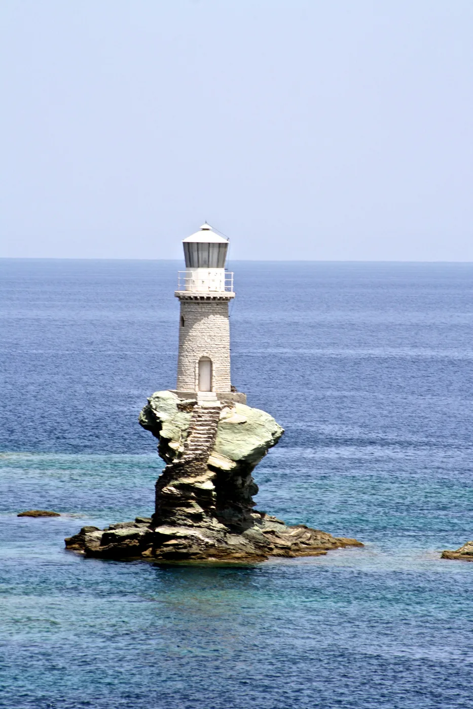 Ο φάρος Τουρλίτης πάνω σε έναν βράχο μέσα στη θάλασσα