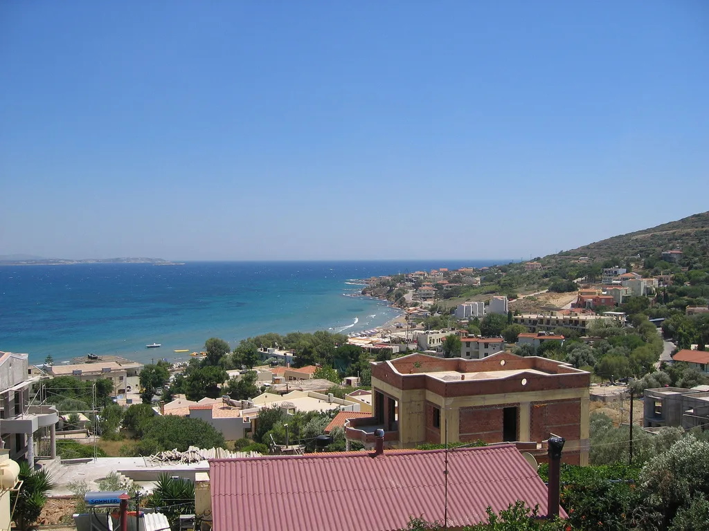 Plaża Karfas z góry, z piaskiem, domami i spokojnym morzem