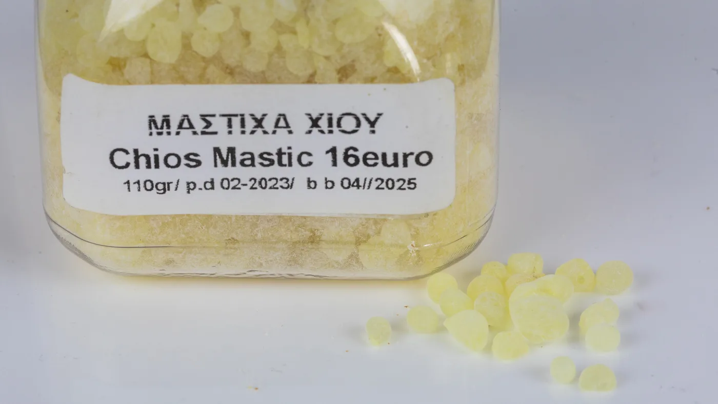 Słoik mastyksu z Chios, jasnożółte kawałki jak kryształy