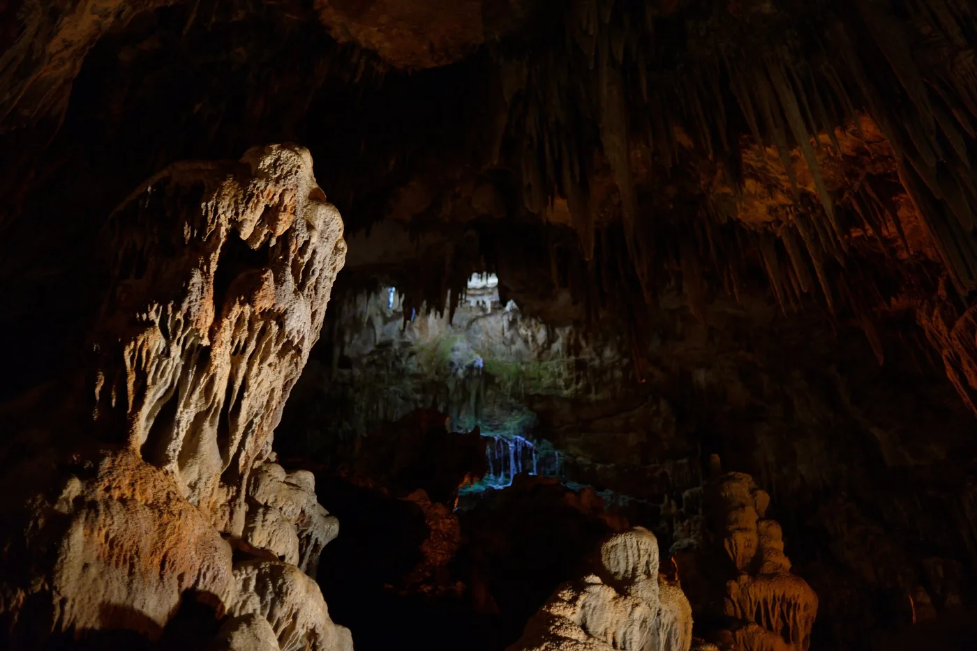 Stalaktyty i stalagmity w jaskini Olympi