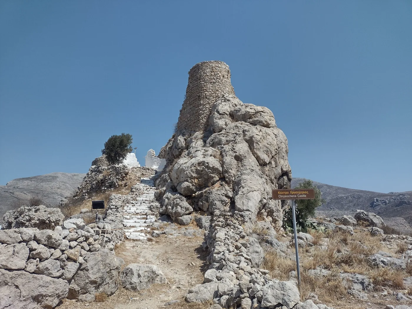 La torre del castillo de Chrysocheria sobre rocas, con escalones